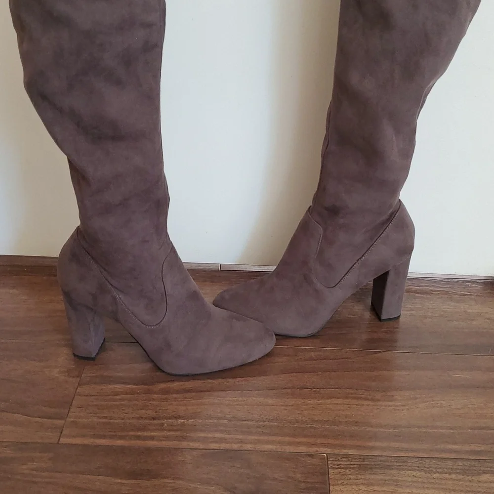 My Delicious Elegant Taupe Suede Knee-High Chunky Heel Women's Boots Size 6.5